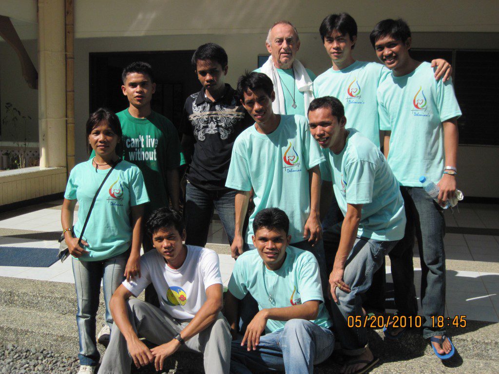 Fr. Frank Wittouck with Philippine students. He is one of several SCJs from the U.S. Province that has assisted the Philippine District with a short-term assignment. 