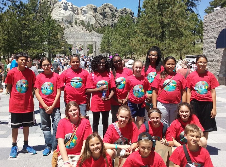 Students pose in front of Mt. Rushmore